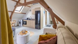 A modern loft-style apartment with a kitchen, dining area, and living space. - Bright Historic Loft in the Heart of Willemstad (Willemstad)