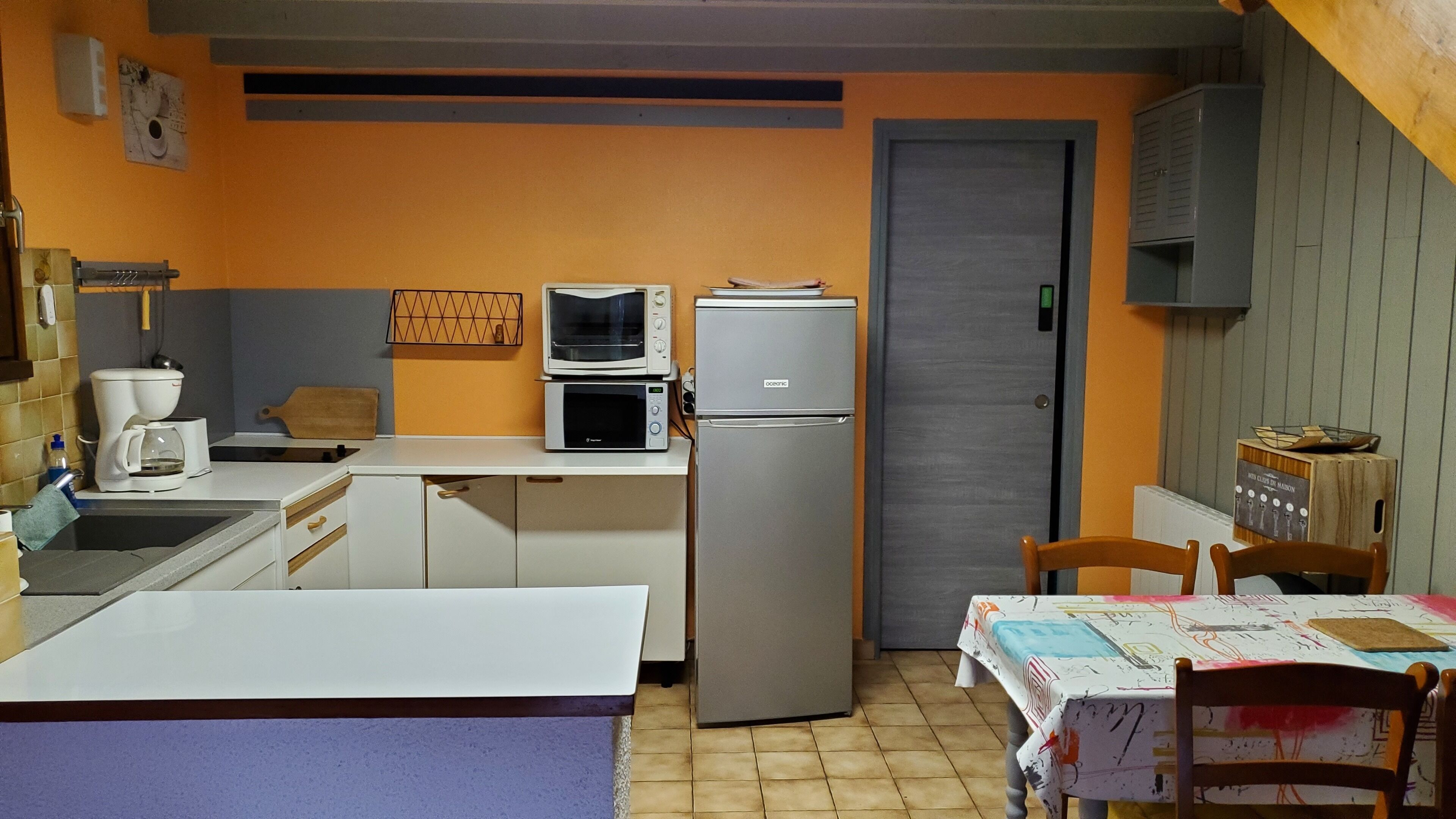 Micro-ondes, four, plaque de cuisson