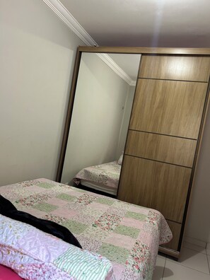 Ferros/tábuas de passar roupa, Wi-Fi, roupa de cama