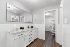 House | Bathroom - NEW Sunset Serenity - South Tampa Home With Pool (Tampa)