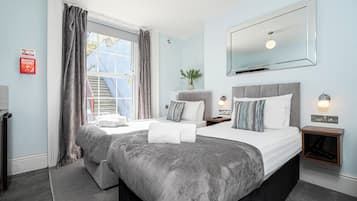 Chambre avec lits jumeaux | Fer et planche à repasser, Wi-Fi gratuit