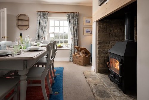 The School House, Capheaton in Northumberland - sleeping 6 guests