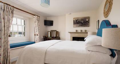 The School House, Capheaton in Northumberland - sleeping 6 guests