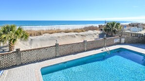 Une piscine avec vue sur la plage et l’océan.