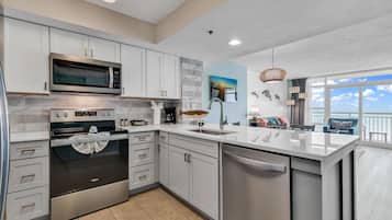 Condo tiện nghi đơn giản, 2 phòng ngủ, ban công, quang cảnh bãi biển | Bếp riêng | Tủ lạnh, lò vi sóng, lò nướng, bếp nấu