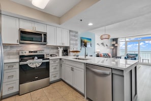 Comfort Condo, 2 Bedrooms, Balcony, Beach View | Private kitchen