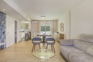 TV - Holiday Home 'Tarifa' with Sea Views, Wi-Fi and Air Conditioning (Tarifa)