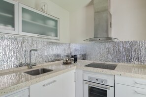 Fridge, microwave, oven, stovetop - Holiday Home 'Tarifa' with Sea Views, Wi-Fi and Air Conditioning (Tarifa)