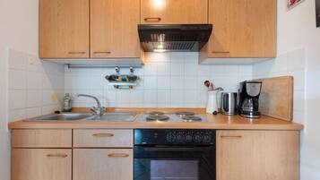 KĂŒhlschrank, Mikrowelle, Wasserkocher mit Kaffee-/Teezubehör, Hochstuhl