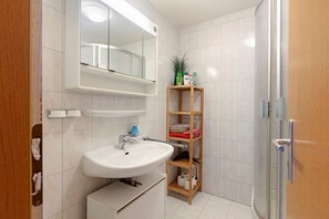 Shower, towels - Apartment 'Tetto Piccolo' with Shared Garden and Wi-Fi (Bad Säckingen)