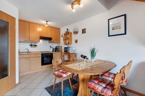 Kühlschrank, Mikrowelle, Wasserkocher mit Kaffee-/Teezubehör, Hochstuhl