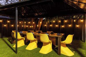 Outdoor dining - Cuban Lux Miami Retreat Design District, BBQ, Pool (Miami)