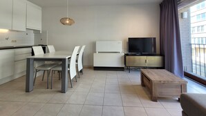 Un apartamento moderno con cocina, comedor y sala de estar.