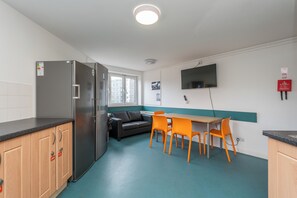 Nagyméretű hűtő/fagyasztó, mikrohullámú sütő, sütő és főzőlap