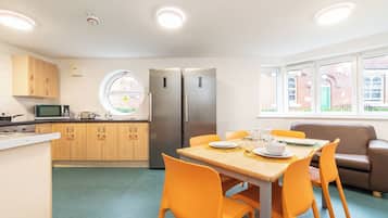 Full-sized fridge, microwave, oven, stovetop