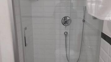 Dusche, Haartrockner, Bidet, Handtücher