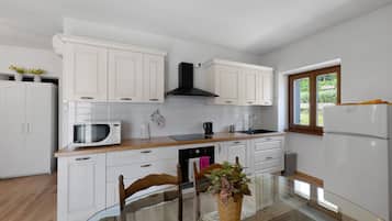 Een koelkast, een microgolfoven, een oven, een kookplaat