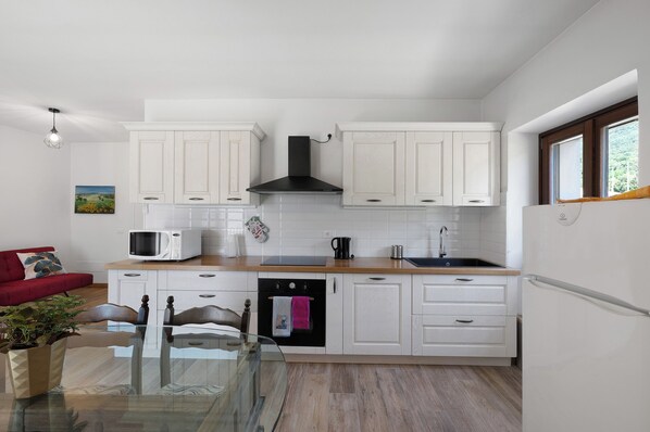 Kühlschrank, Mikrowelle, Ofen, Herdplatte