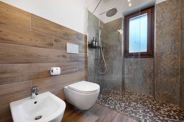 Dusche, Haartrockner, Handtücher