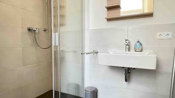 Serviettes fournies, savon, papier toilette