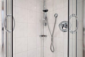 Dusche, Haartrockner, Handtücher