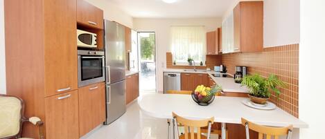 冷蔵庫、電子レンジ、オーブン、コンロ