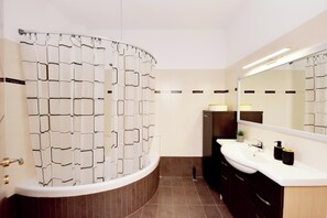 Articles de toilette (gratuits), séchoir à cheveux, serviettes fournies