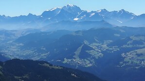 Ein Gebirge mit schneebedeckten Gipfeln und einem Tal darunter.