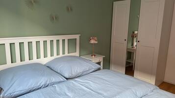 Een strijkplank/strijkijzer, wifi, beddengoed