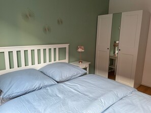 Iron/ironing board, WiFi, bed sheets