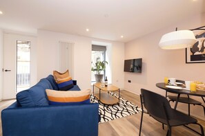 Signature Studio | Desk, laptop workspace, iron/ironing board, free WiFi - Abbey Gate Studios (Edinburgh)