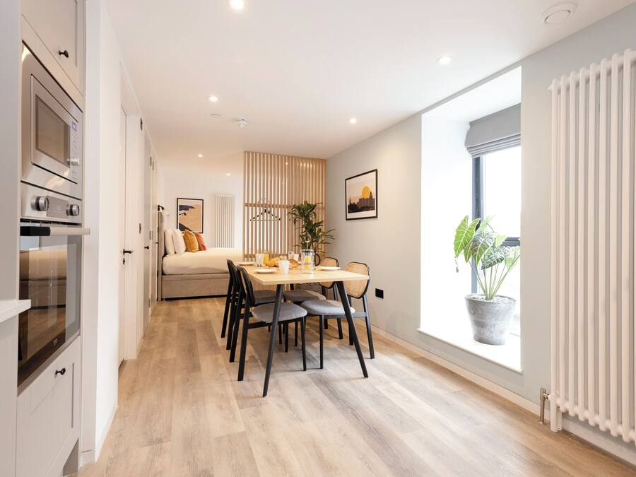 Signature Studio | Desk, laptop workspace, iron/ironing board, free WiFi