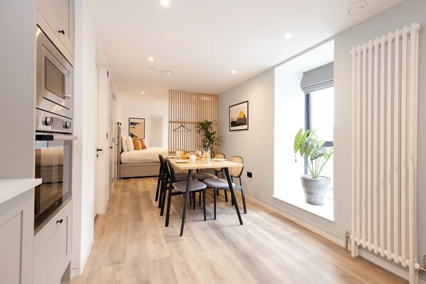 Signature Studio | Desk, laptop workspace, iron/ironing board, free WiFi - Abbey Gate Studios (Edinburgh)