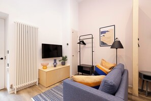 Classic Studio | Desk, laptop workspace, iron/ironing board, free WiFi