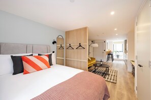 Signature Studio | Desk, laptop workspace, iron/ironing board, free WiFi - Abbey Gate Studios (Edinburgh)