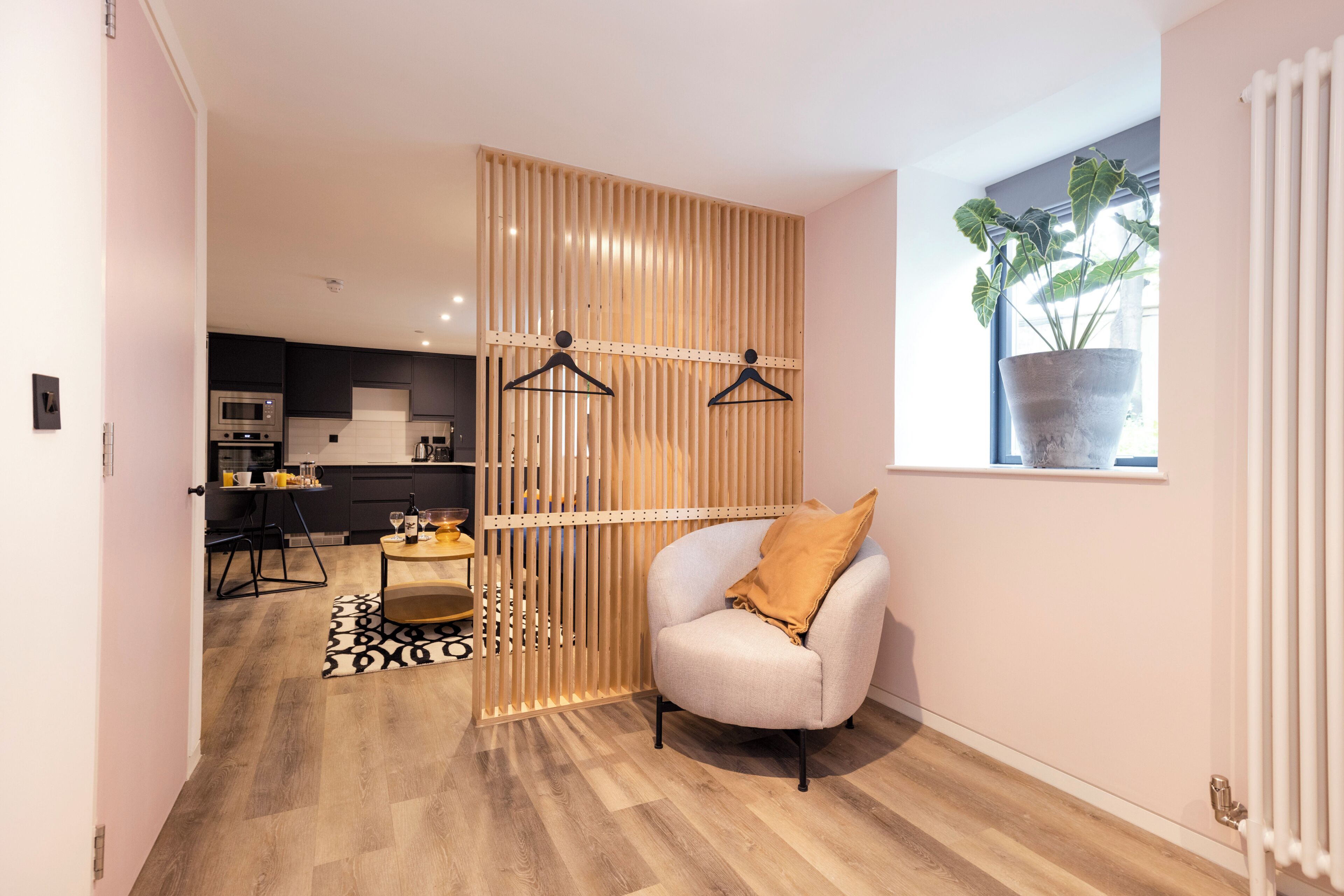 Estudio clásico | Escritorio y espacio para trabajar con un portátil