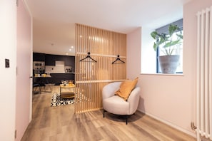 Classic Studio | Desk, laptop workspace, iron/ironing board, free WiFi - Abbey Gate Studios (Edinburgh)