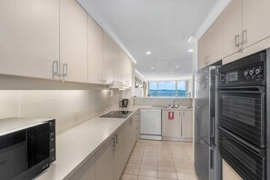 Fridge, microwave, oven, stovetop - Windmill Point 10 : 2 BR, 1 BA Apartment in Port Macquarie, Sleeps 4 (Port Macquarie)
