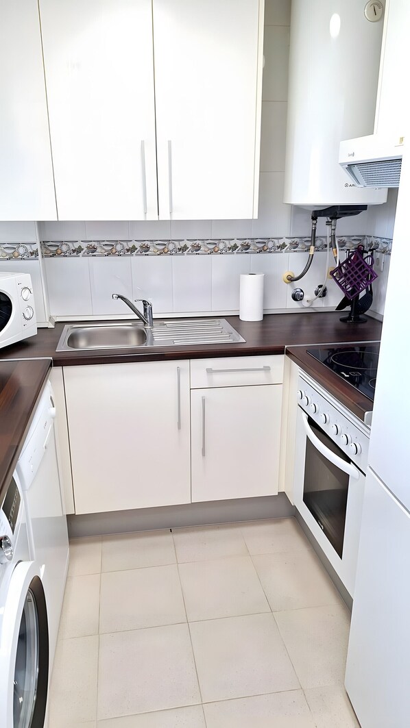 Frigorífico, microondas, horno y placa de cocina