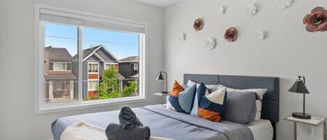 4 bedrooms, desk, WiFi, bed sheets