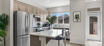 Spacious 4BR 3BA w/ AC in Quiet SE Neighbourhood