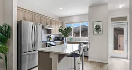 Spacious 4BR 3BA w/ AC in Quiet SE Neighbourhood