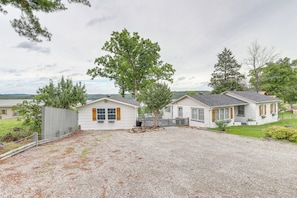 Interior - Norfork Lake Views: Home w/ Deck in Henderson (Henderson)