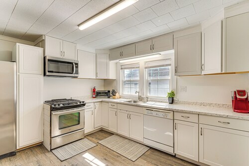 Close to Shops, Eats & Hospital: Roxboro Retreat