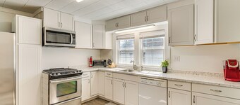 Close to Shops, Eats & Hospital: Roxboro Retreat