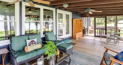 Lake Wateree Retreat: Dock & Screened Porch!