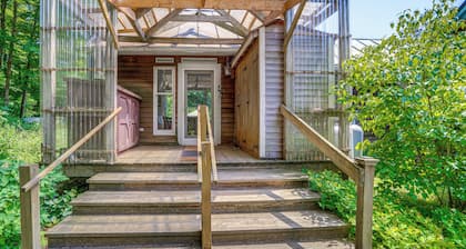 9 Mi to Dtwn Hudson: Pet-friendly Home w/ Pool