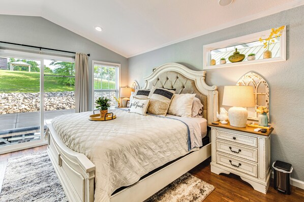 Cottage (2 Bedrooms) | Interior - Modern Houseboat on Flint River w/ Dock! (Bainbridge)