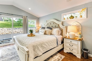 Cottage (2 Bedrooms) | Interior - Modern Houseboat on Flint River w/ Dock! (Bainbridge)