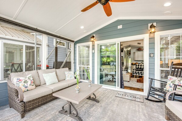 Cottage (2 Bedrooms) | Interior - Modern Houseboat on Flint River w/ Dock! (Bainbridge)